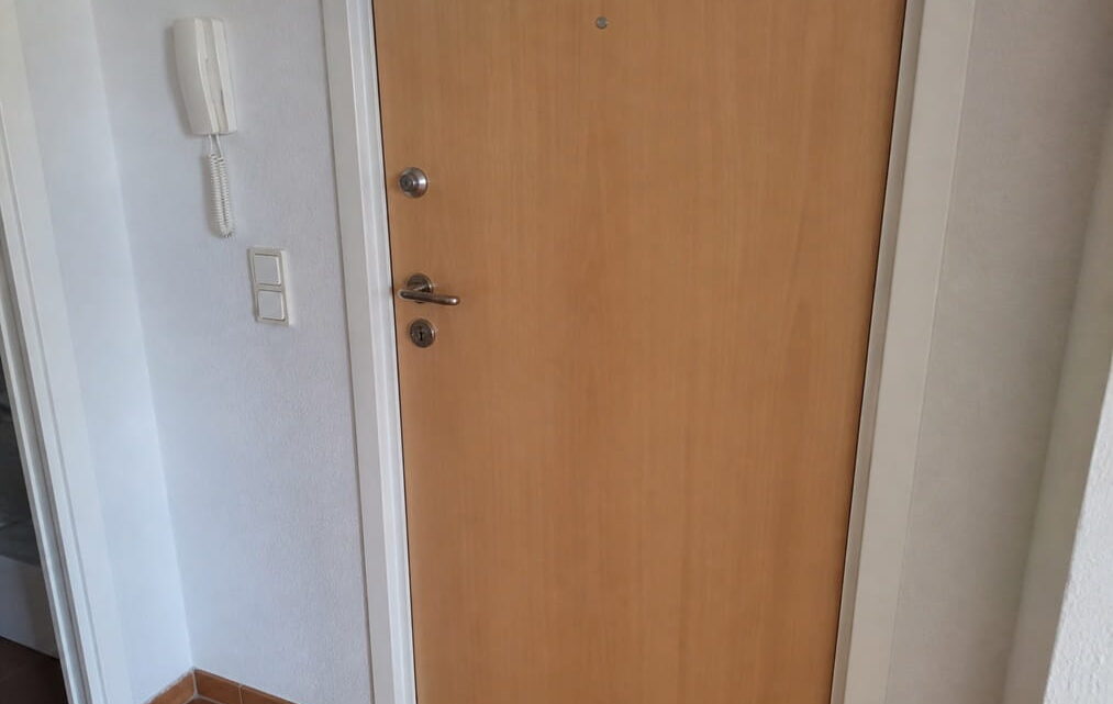 Puerta de vivienda en Mislata tras un servicio de apertura