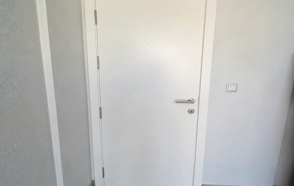 Puerta intacta de vivienda en Mislata después de apertura sin daños