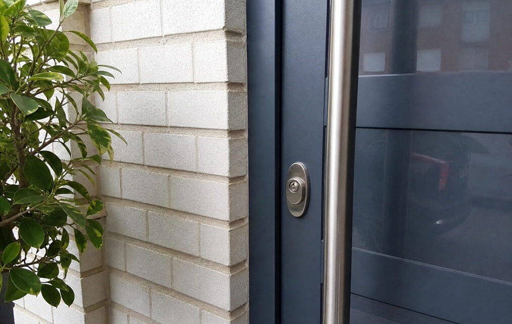 Puerta de vivienda en Mislata con sistema de seguridad antibumping
