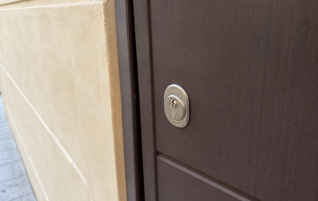 Detalle de puerta con bombín nuevo instalado en Mislata
