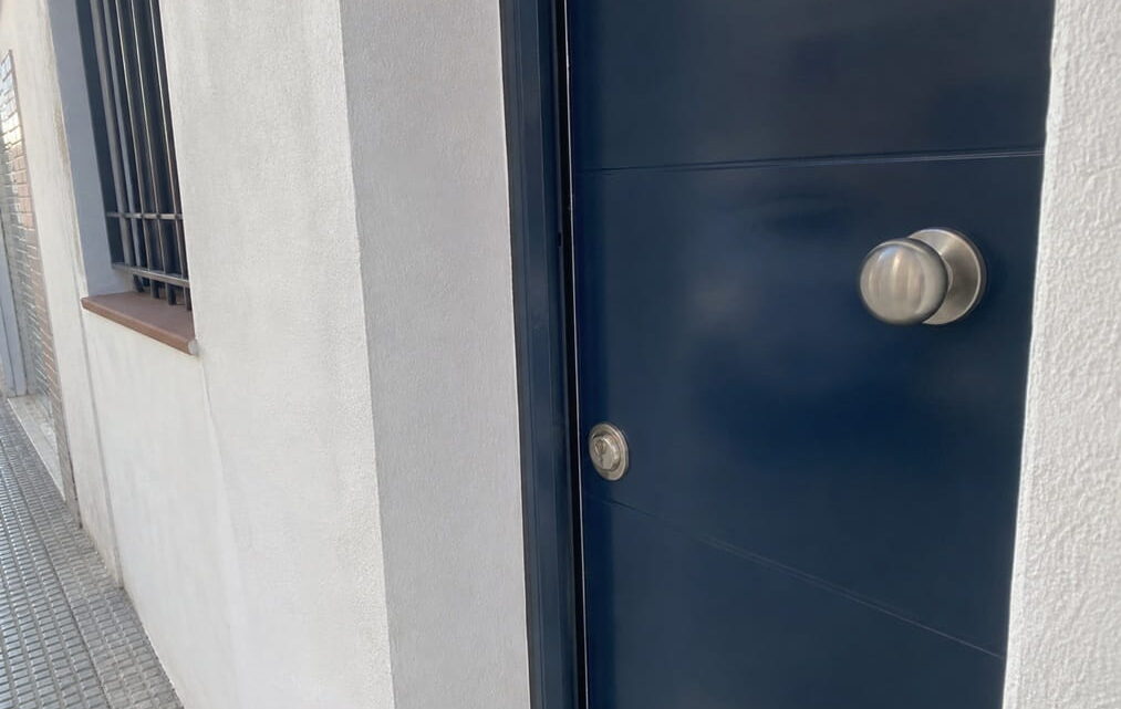Puerta de acceso con cerradura nueva en Mislata