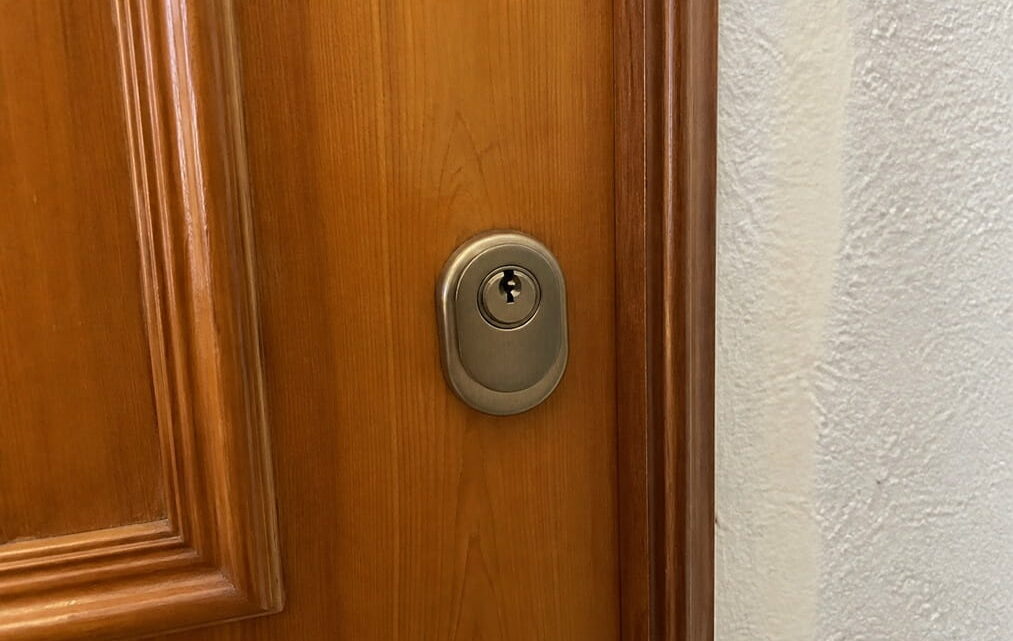 Acceso principal con cerradura de seguridad en Mislata