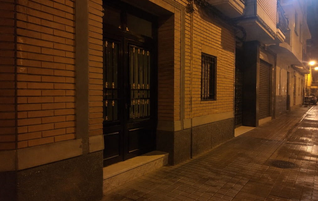 Portal iluminado en Mislata durante la noche para servicio de cerrajería 24 horas