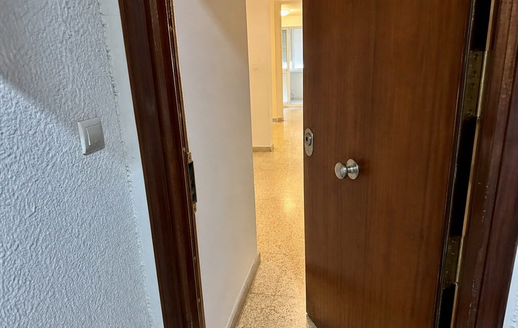 Entrada de piso en Mislata con acceso urgente resuelto