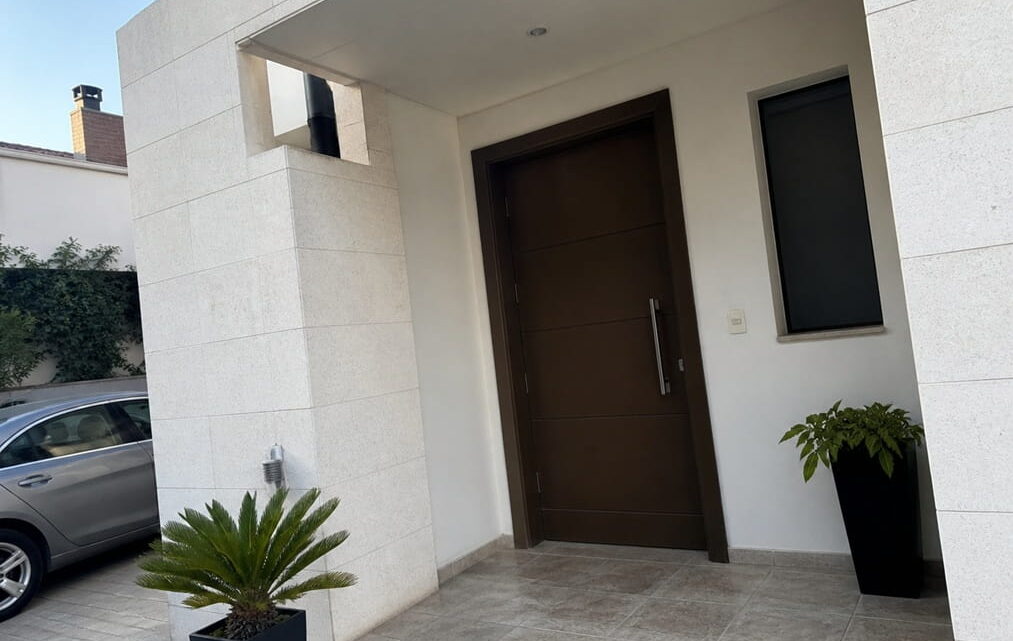 Puerta de vivienda en La Fuensanta con cerradura segura