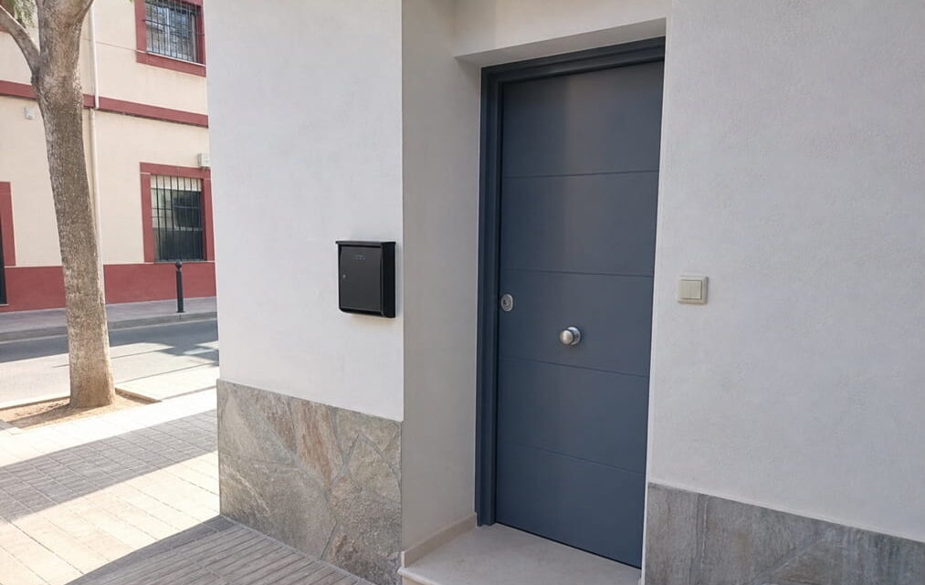 Portal urbano en La Llum con acceso comunitario