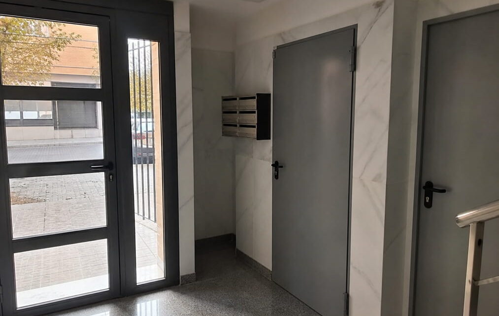 Portal urbano en L’Olivereta con acceso comunitario cuidado