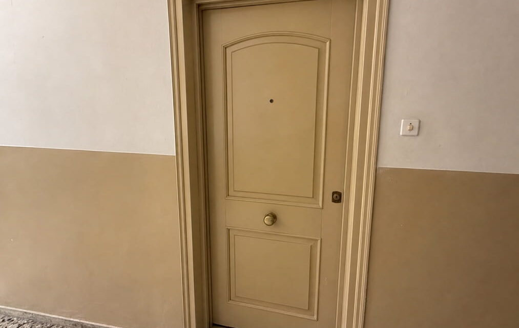 Entrada residencial en Manises con acceso cuidado