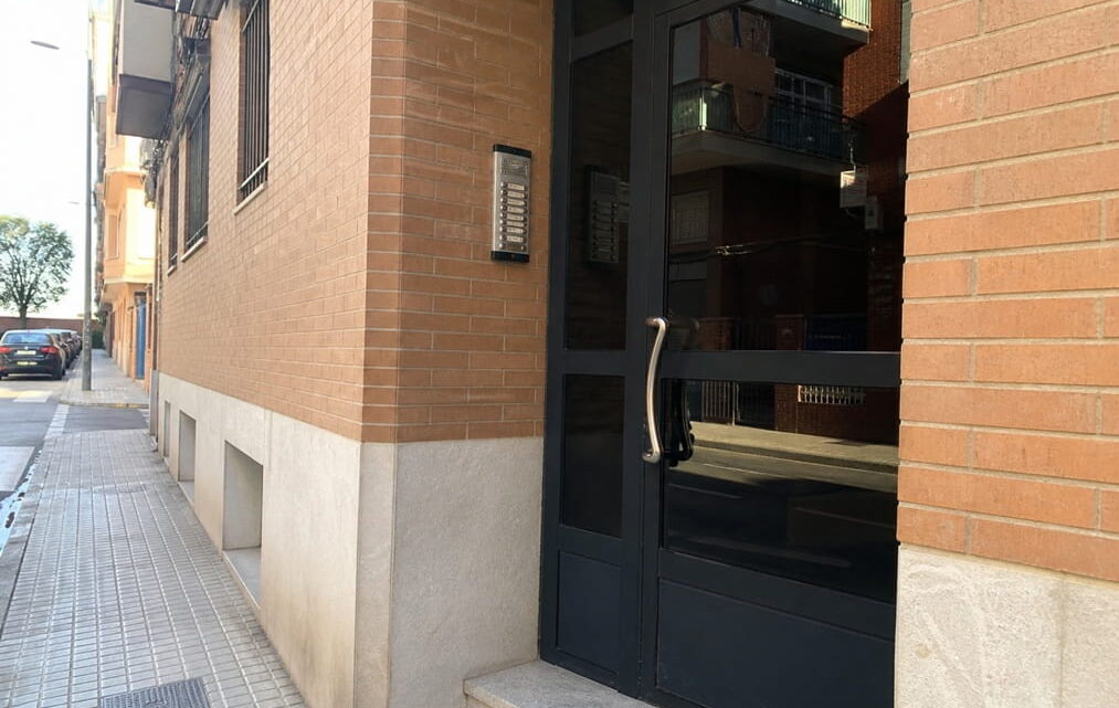 Acceso residencial en Nou Moles con puerta funcional