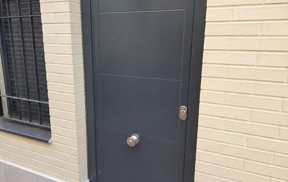 Acceso de vivienda en Paterna con puerta segura y entorno residencial