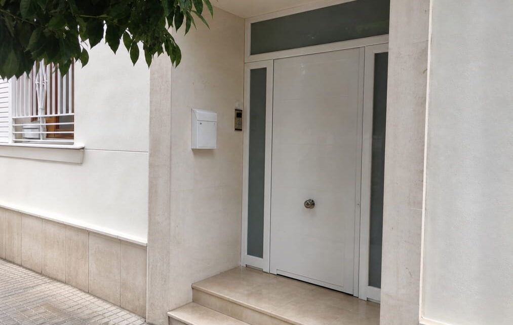 Acceso de local o vivienda en Tres Forques con cierre seguro