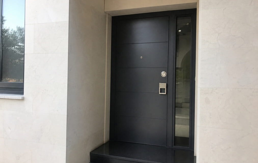 Cerradura de puerta en Mislata después de extraer una llave rota