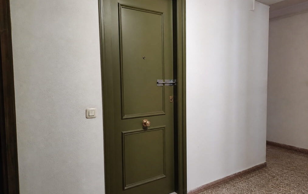 Acceso residencial en Mislata que transmite confianza y buen servicio
