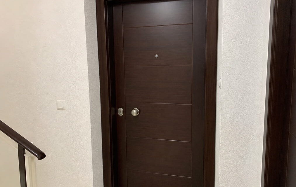 Puerta blindada instalada en vivienda de Mislata