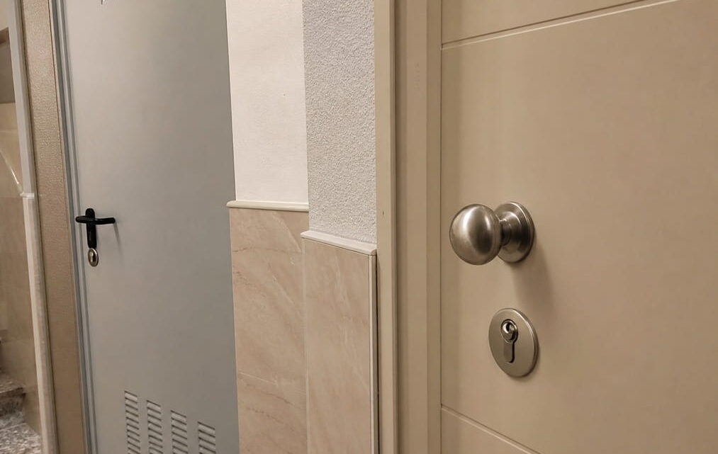 Puerta de vivienda en Mislata tras reparación de cerradura