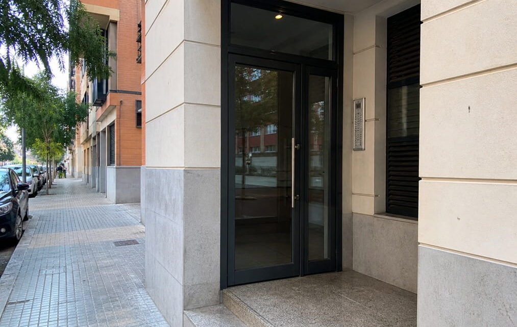 Acceso urbano de Mislata representando servicio local de cerrajería